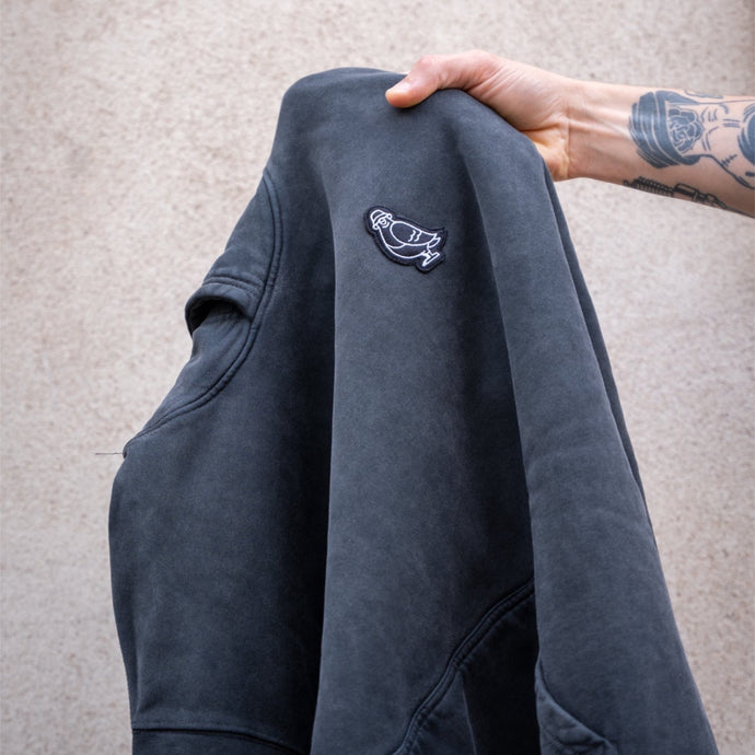 Hoodie oversize gris fadeout en coton bio streetwear modèle emblem, détail - Hello Studio